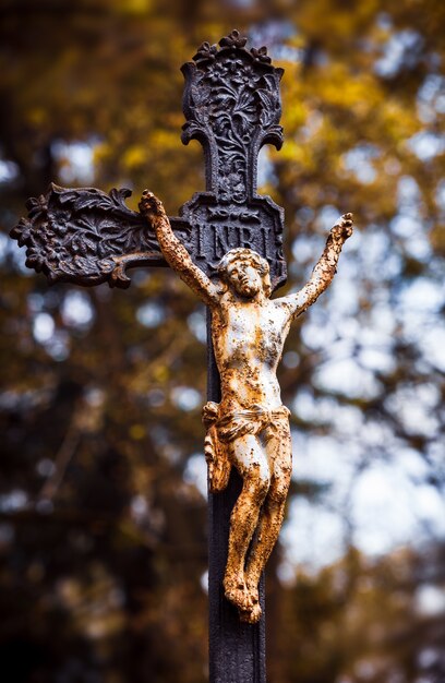 La Crucifixion.Ancienne statue sur tombe dans le cimetière de Lviv en Ukraine. Image look vintage