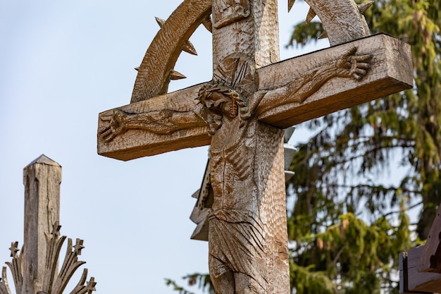 Crucifixion du Christ et un grand nombre de croix à Hill of Crosses. La colline des croix est un monument unique de l'histoire et de l'art populaire religieux à Siauliai, en Lituanie.