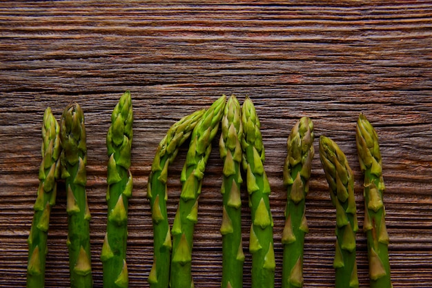 Crudités d&#39;asperges sur du bois vieilli