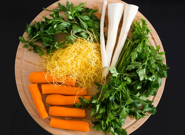 Crudités sur fond en bois.