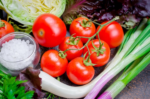 Crudités pour salade sur fond sombre