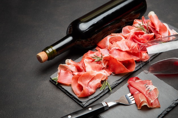 Crudo au prosciutto italien ou jamon espagnol et un verre de vin