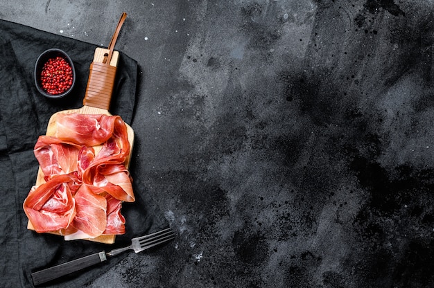 Crudo de prosciutto, salami italien, jambon de parme. Plaque antipasti., Vue de dessus