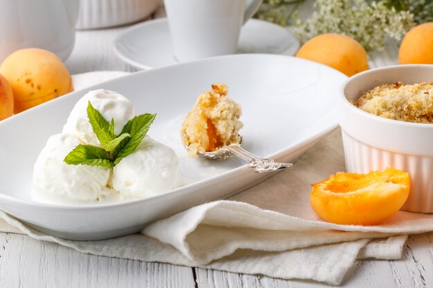Crumble abricot pie sur tableau blanc, dessert du matin