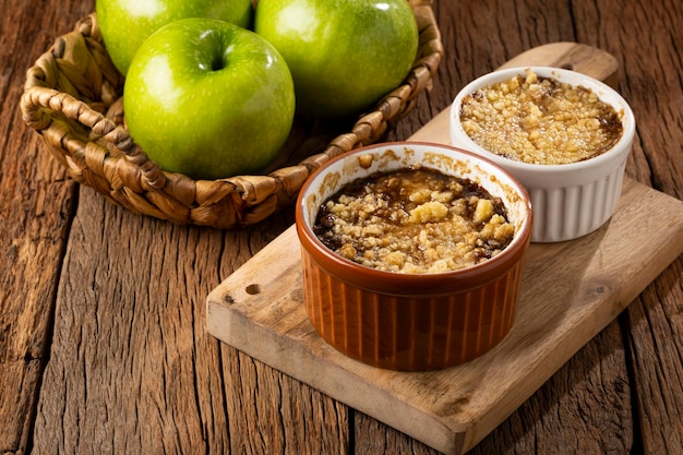 Crumble aux pommes dans un ramequin sur la table