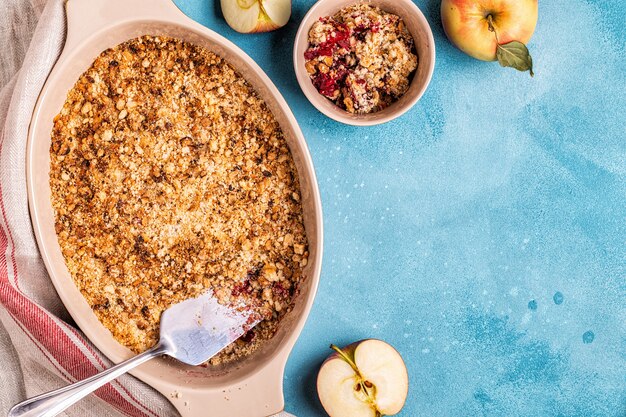 Crumble croustillant aux pommes et aux cerises dans un bac