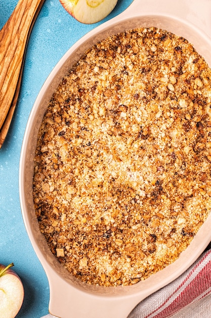 Crumble croustillant aux pommes et aux cerises