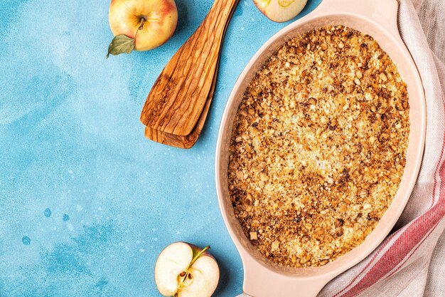 Crumble croustillant aux pommes et aux cerises