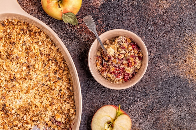 Crumble croustillant aux pommes et aux cerises