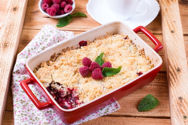 Crumble maison aux framboises sous forme de céramique