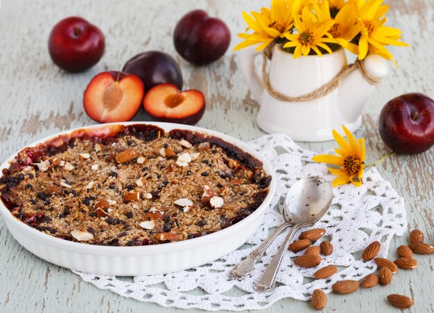 Crumble avec prunes. Focus sélectif