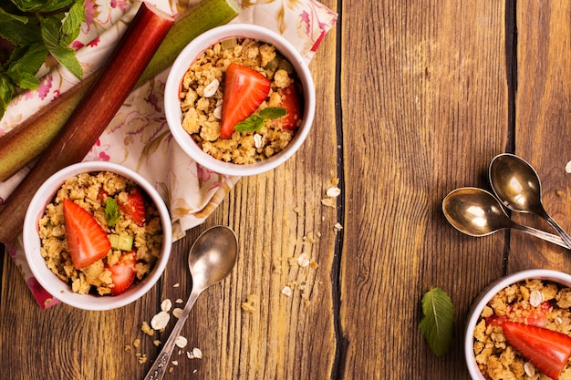 Crumble à la rhubarbe et à la fraise