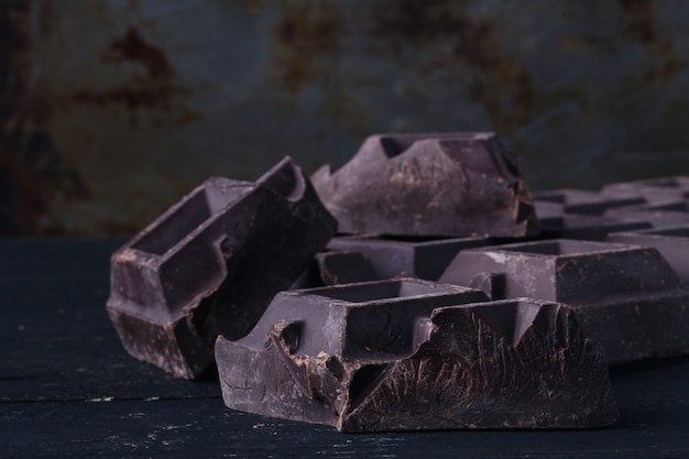 Crunch chocolat noir sur table rustique