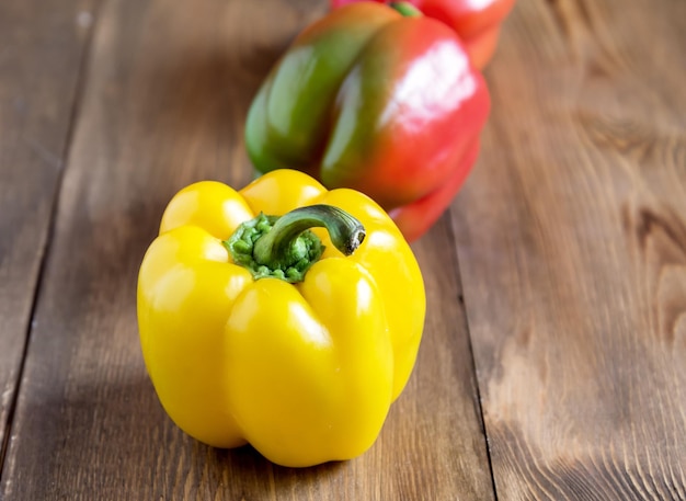 Crus beaux poivrons jaunes et rouges sur fond de bois Close up Légumes Aliments sains et diététiques