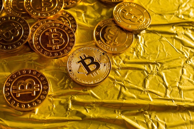 La crypto-monnaie Bitcoin en arrière-plan de l&#39;image de texture or