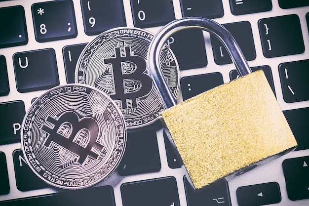 Crypto-monnaie Bitcoin avec cadenas sur le clavier.