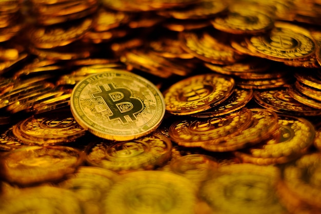 Crypto-monnaie Bitcoin sur pile de pièces d'or beaucoup de