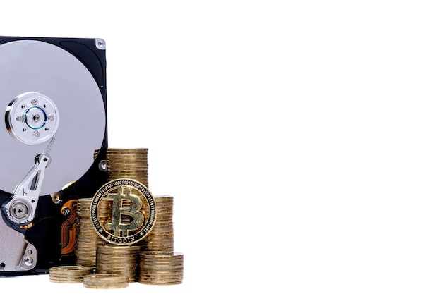 Crypto-monnaie Chia et serveur de disque dur pour l'exploitation minière. Nouvelle devise Crypto ChiaCoin concept d'argent virtuel isolé sur fond blanc.
