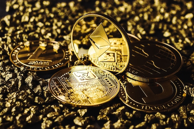 Crypto-monnaie Ethereum en gros plan dans le noir, cailloux d'or