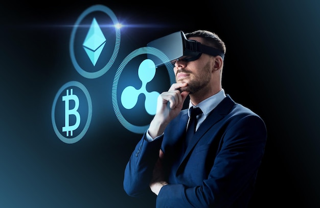 crypto-monnaie et homme d'affaires dans un casque virtuel