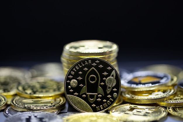Crypto-monnaie Stellar bitcoin la future pièce, nouvelle monnaie virtuelle. Le taux de croissance de la pièce d'or est la devise importante pour tout payer dans le futur mondial.