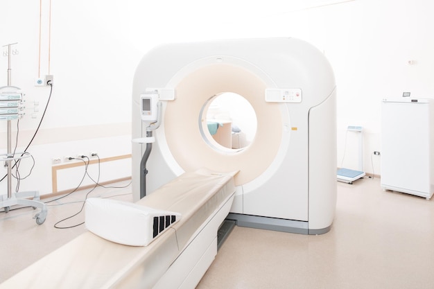 CT ou MRI médical dans le laboratoire moderne de l'hôpital à l'intérieur du département de radiographie