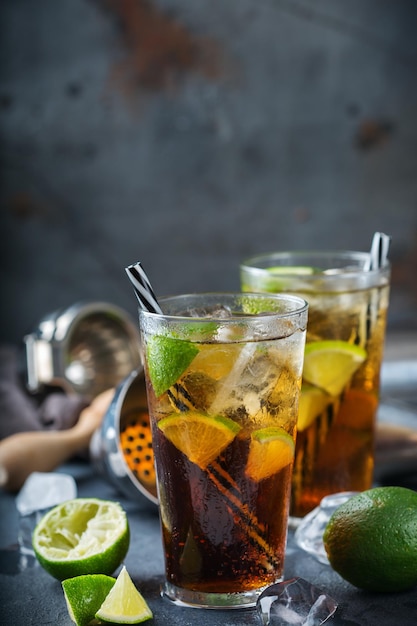 Cuba libre ou cocktail d'alcool au thé glacé long island
