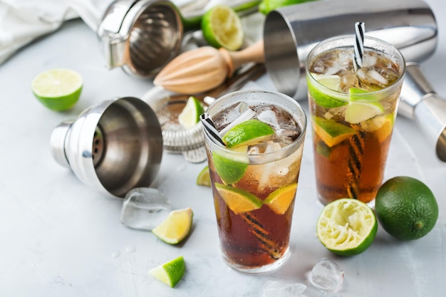 Cuba libre ou cocktail d'alcool au thé glacé long island