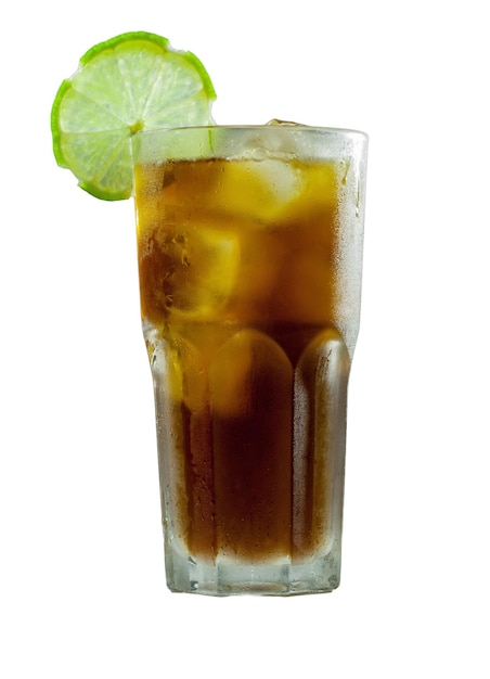 Cuba Libre cocktail au citron vert isolé sur fond blanc