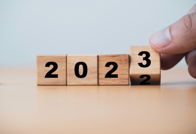 Cube de bloc en bois tournant entre 2022 et 2023 pour le changement et la préparation joyeux Noël et bonne année.