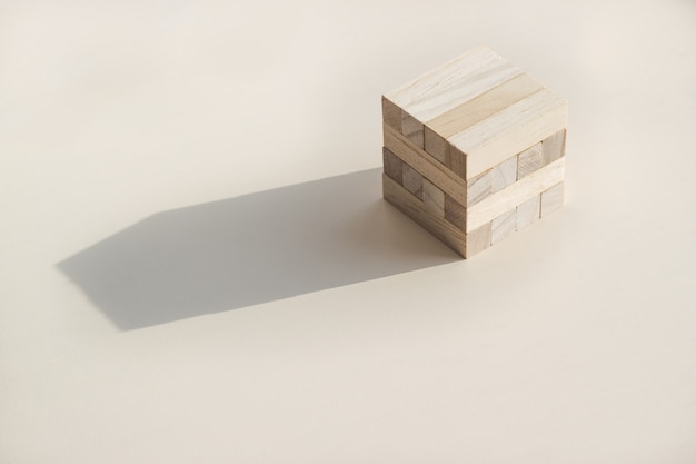 Cube de blocs de bois sur fond blanc avec ombre et espace de copie.