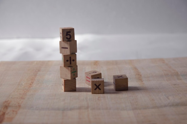 un cube en bois avec des chiffres sur une table