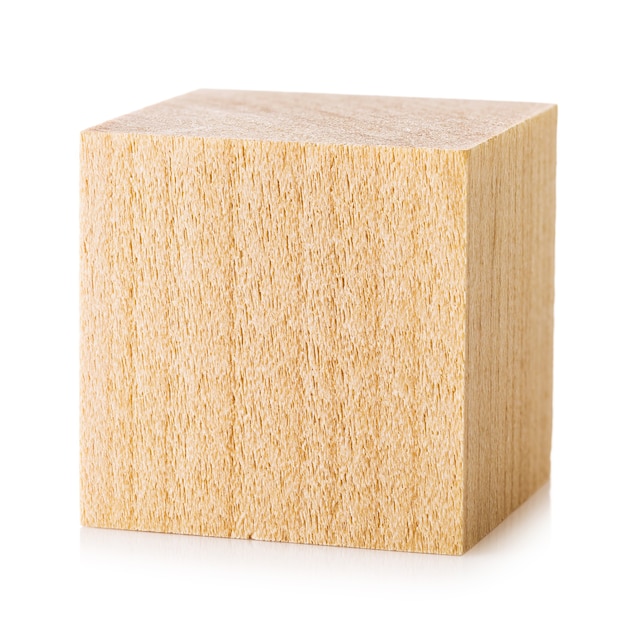 Un cube de bois isolé sur fond blanc