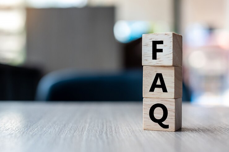 Photo cube en bois avec texte faq (questions fréquemment posées)