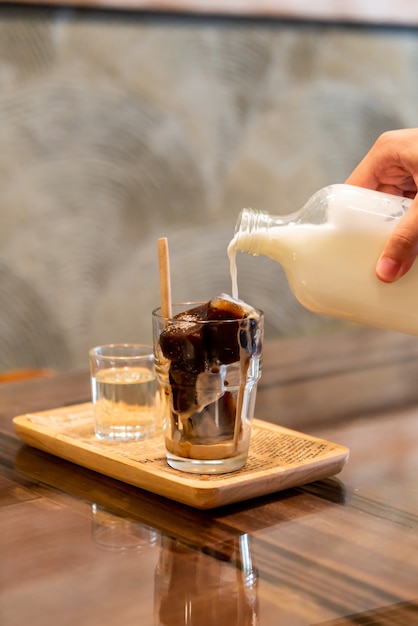 cube de café glacé en verre avec du lait