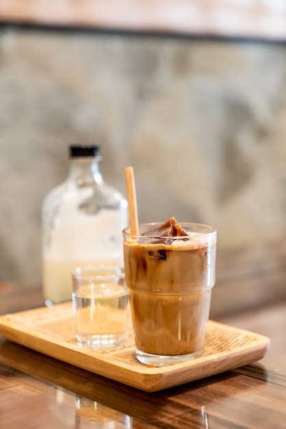 cube de café glacé en verre avec du lait