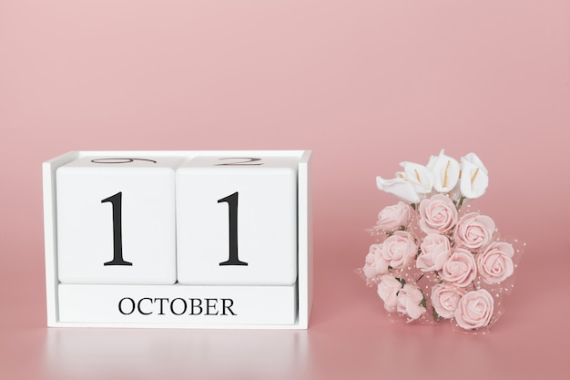 Cube de calendrier du 11 octobre sur fond rose moderne