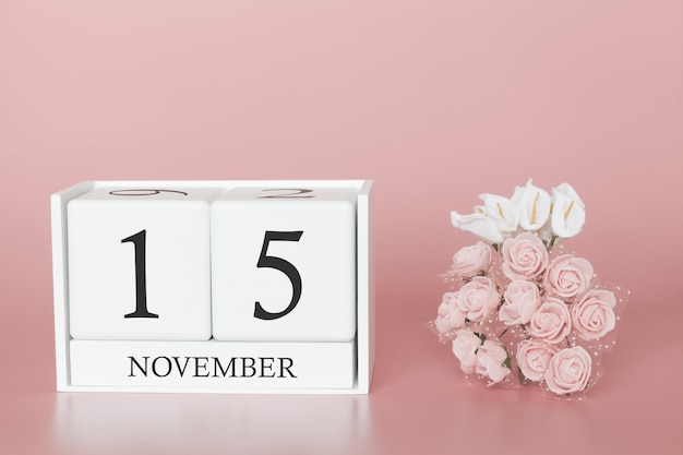 Cube de calendrier du 15 novembre sur mur rose