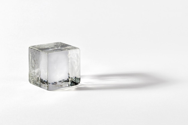 Cube de cristal sur fond blanc