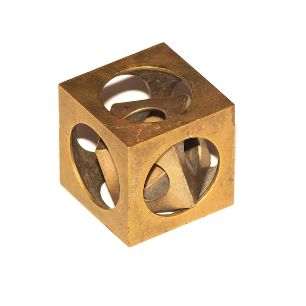 Cube d'énigme dans un cube isolé