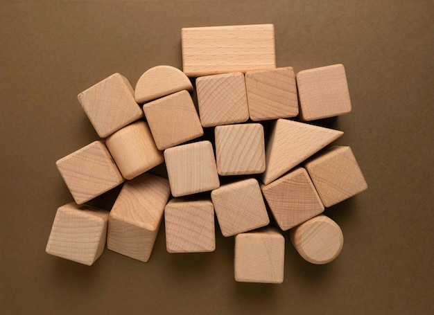 Cube de formes géométriques en bois sur un fond de papier, cela peut être utilisé pour vos mots passés