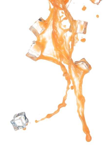 Un cube de glace de jus d'orange se déverse dans une ligne de forme orange juteuse explosion flottante