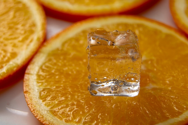 Cube de glace sur l'orange / Close up