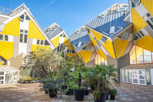 Cube House sont un ensemble de maisons innovantes construites à Rotterdam, aux Pays-Bas.