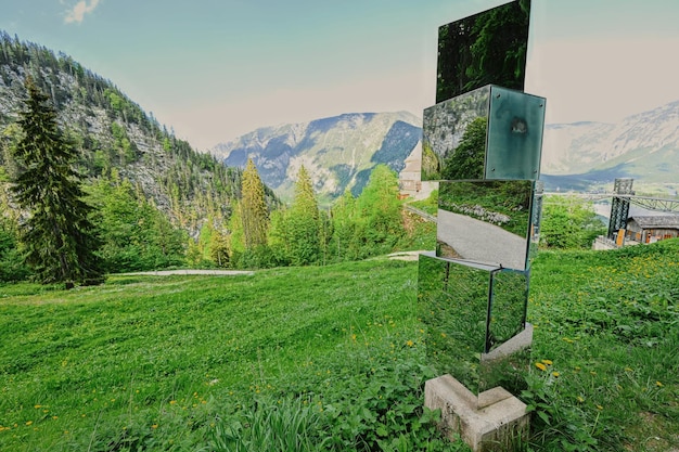 Cube miroir au chemin d'accès aux grottes du Mont Krippenstein à Hallstatt Haute Autriche Europe