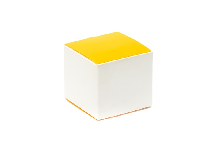 Photo cube de papier glacé vierge avec des bords blancs et jaunes.
