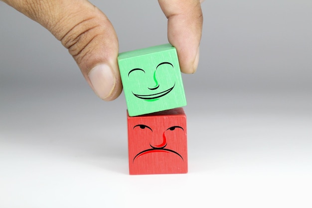 Un cube rouge et vert avec un bloc vert avec un smiley dessus.