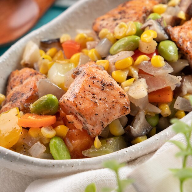 Cube de saumon frais avec mélange de légumes sautés