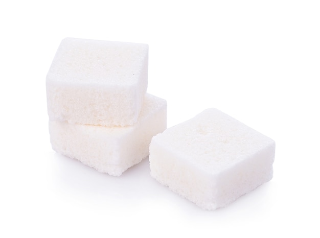 Cube de sucre blanc sur fond blanc