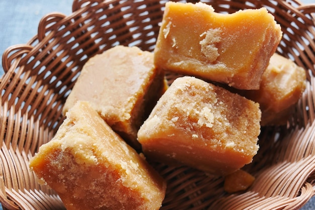 Cube de sucre de canne traditionnel Jaggery sur table